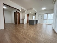 【大阪府/吹田市津雲台】リーザス南千里 LDK約17.7帖　窓が大きく開放的