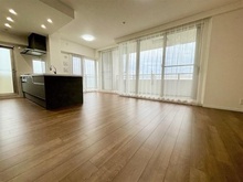 【大阪府/吹田市津雲台】リーザス南千里 対面式のカウンターキッチン　上部に棚が無く開放的です