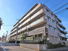 【神奈川県/横浜市緑区十日市場町】ナイスクオリティス十日市場公園 外観：【間取り】１階でも前面道路が傾斜になっており、目線の気にならない角住戸！全居室に収納有り、ゆとりある間取りプラン。