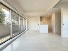 【神奈川県/横浜市緑区十日市場町】ナイスクオリティス十日市場公園 【リビングダイニング】２面採光につき、明るく開放感のあるLDK！隣接する洋室との間仕切りを開ければさらに広々空間として使えます！