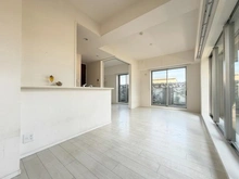 【神奈川県/横浜市緑区十日市場町】ナイスクオリティス十日市場公園 【リビングダイニング】２面採光につき、明るく開放感のあるLDK！隣接する洋室との間仕切りを開ければさらに広々空間として使えます！