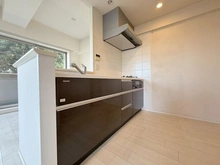 【神奈川県/横浜市緑区十日市場町】ナイスクオリティス十日市場公園 【キッチン】ご家族との会話も弾む、人気の対面キッチン。スライド収納付きで、パスタ鍋や圧力鍋の出し入れもスムーズです。