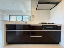 【神奈川県/横浜市緑区十日市場町】ナイスクオリティス十日市場公園 【キッチン】ご家族との会話も弾む、人気の対面キッチン。スライド収納付きで、パスタ鍋や圧力鍋の出し入れもスムーズです。