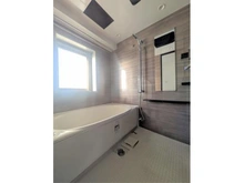 【千葉県/市川市南八幡】ブランズ本八幡 窓付きの浴室です。浴室乾燥機も完備しております