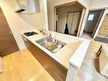 【埼玉県/朝霞市本町】エコヴィレッジ朝霞本町ペレニアル 3口コンロのキッチンです