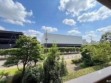 【神奈川県/川崎市中原区今井上町】ガーデンティアラ武蔵小杉 前面の建物とは距離があり、陽当たり良好です　※この画像は一部CG加工をしています。
