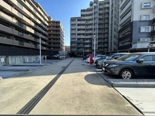 【兵庫県/神戸市東灘区魚崎南町】ルネ神戸住吉川清流の道 マンション敷地内の駐車場の写真です。