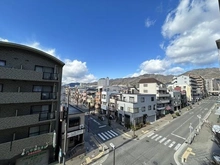 【兵庫県/神戸市灘区桜口町】ウェルブ六甲道5番街1番館 バルコニーからの眺望。六甲山系が望めます。