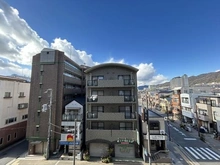 【兵庫県/神戸市灘区桜口町】ウェルブ六甲道5番街1番館 バルコニーからの眺望。六甲山系が望めます。