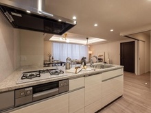 【兵庫県/芦屋市翠ケ丘町】ジオグランデ芦屋翠ヶ丘 キッチンはスタイリッシュで人工大理石調の天板を採用してます♪