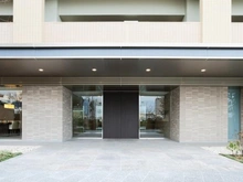 【東京都/足立区千住橋戸町】オーベルグランディオ千住大橋 マンションの顔となるエントランス（※竣工時写真）