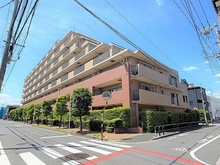 【東京都/足立区梅田】オーベル梅島グレースガーデン 外観：街並みに調和する、落ち着いた佇まいの外観