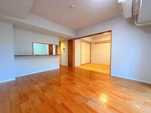 【東京都/足立区梅田】オーベル梅島グレースガーデン リビング横には和室を採用し、一体として利用も可能です