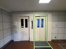 【東京都/足立区神明】シャルム綾瀬 エレベーター2基設置につき、通勤・通学時間帯の混雑も軽減されます。