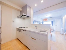 【東京都/江戸川区西葛西】コンドミニアム葛西 白を基調としたオープンキッチンは明るく開放的です