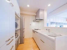 【東京都/江戸川区西葛西】コンドミニアム葛西 備え付けのカップボードが、キッチンに洗練された統一感を与えます