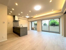 【東京都/世田谷区野沢】ハウス・ソラーナブロックA 間接照明、ダウンライトを新規設置し明るい印象のリビングです。