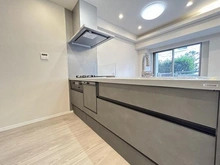 【東京都/世田谷区野沢】ハウス・ソラーナブロックA 三口ガスコンロ、食洗器、水栓一体型浄水器付きです。