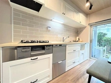 【東京都/世田谷区世田谷】東建第2上町マンション 三口ガスコンロ、食洗器付きのシステムキッチンです。