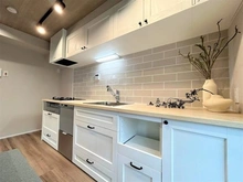 【東京都/世田谷区世田谷】東建第2上町マンション 吊り戸棚含め収納スペース豊富なシステムキッチンです。