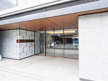 【東京都/目黒区東が丘】クリオ駒沢公園 道行く人も歩みを止めるようなエントランスアプローチです。