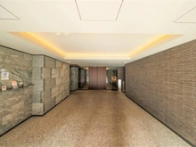 【東京都/目黒区東が丘】クリオ駒沢公園 エントランスホールには「御影石」を採用しています。