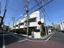 【東京都/世田谷区若林】チュリス若林 外観：角地に位置し、開放感のある佇まいが魅力のマンション