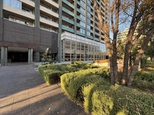 【東京都/江東区有明】オリゾンマーレ 紅葉が映える広々とした敷地内