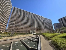 【東京都/江東区豊洲】東京フロントコート 外観：中庭を望むC棟2階部分