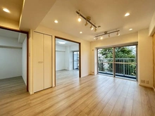 【神奈川県/川崎市幸区塚越】川崎セントラルコーポ 大きな窓からたくさんの光が差し込む明るい空間です。