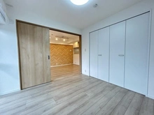 【神奈川県/川崎市幸区塚越】川崎セントラルコーポ 大きな収納がついた５．３帖洋室。