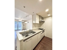 【神奈川県/横浜市鶴見区鶴見中央】オーベルグランディオ横浜鶴見ブリーズテラス キッチンにはディスポーザー、ビルトイン食洗機を搭載