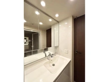 【神奈川県/横浜市鶴見区鶴見中央】オーベルグランディオ横浜鶴見ブリーズテラス 三面鏡の裏にも収納をご用意。洗面化粧台廻りを綺麗に使用できます