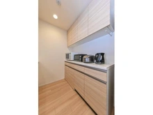 【神奈川県/横浜市鶴見区鶴見中央】オーベルグランディオ横浜鶴見ブリーズテラス 造作棚設置済み！豊富なキッチン収納