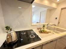 【神奈川県/横浜市鶴見区下野谷町】日商岩井鶴見マンション カウンター付システムキッチンには収納力を確保