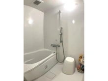 【神奈川県/横浜市鶴見区馬場】インペリアル菊名 清潔感のある白を基調としたお風呂。毎日の疲れを心地よくリセットできる癒しの場所です。