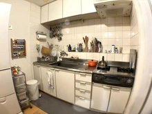 【神奈川県/横浜市鶴見区馬場】インペリアル菊名 調理器具やストックをたっぷりしまえる収納を備え、スムーズに料理を楽しめる設計です。