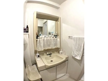 【神奈川県/横浜市鶴見区馬場】インペリアル菊名 大きな鏡と充実の収納スペースを完備。忙しい朝の時間も、ゆとりを持って準備ができます。