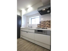 【神奈川県/川崎市川崎区新川通】ラビエ川崎壱番館 ＜キッチン＞　窓付きの明るいシステムキッチン。