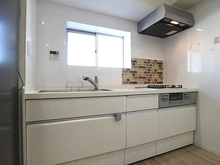 【神奈川県/川崎市川崎区新川通】ラビエ川崎壱番館 ＜キッチン＞　窓付きのシステムキッチン。