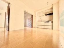 【神奈川県/横浜市鶴見区鶴見中央】エミネンス紀ノ國 外観：各居室にクローゼットが完備された収納力のあるお部屋です。南西向きバルコニーからは明るい陽射しが差し込みます。