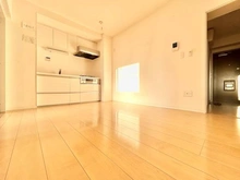 【神奈川県/横浜市鶴見区鶴見中央】エミネンス紀ノ國 【約7.5帖ダイニング・キッチン】バルコニー側の洋室を開放することで、南西向きの明るい陽射しが差し込みます。