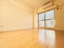 【神奈川県/横浜市鶴見区鶴見中央】エミネンス紀ノ國 【約6帖洋室】南西向きバルコニーに面した窓からは、温かな自然光を感じられます。落ち着いた雰囲気の室内を、お好みの家具やインテリアでオリジナルの空間に変えていただけます。