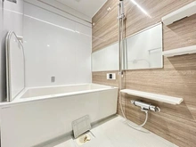 【神奈川県/横浜市鶴見区鶴見中央】エミネンス紀ノ國 【浴室】限られた空間を広く見せるワイドミラーを採用したバスルーム。アクセントパネルで落ち着きのある雰囲気を演出！