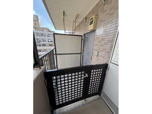 【神奈川県/横浜市鶴見区鶴見中央】ナイスアーバン鶴見中央2 【玄関ポーチ】プライバシーが守られる一戸建て感覚の玄関ポーチ