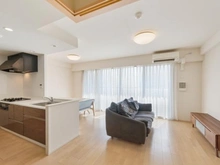 【神奈川県/横浜市鶴見区江ケ崎町】ファインシティ横浜江ヶ崎ルネ リビング空間にはワイドな窓から日光が差し込みます