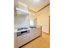 【神奈川県/川崎市幸区中幸町】シテラ川崎フローリア ＜キッチン＞一度に沢山調理できる３口ガスコンロ！グリル付きです。家族と会話の弾むカウンターキッ・・・