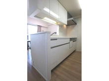 【神奈川県/川崎市川崎区東門前】リビオ川崎東門前 ＜キッチン＞リビングを見渡せるカウンターキッチン採用。食器洗い乾燥機完備。