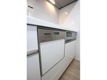 【神奈川県/川崎市川崎区東門前】リビオ川崎東門前 ＜キッチン・食器洗い乾燥機＞毎日の家事をサポートしてくれる食器洗い乾燥機完備。