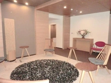 【神奈川県/横浜市鶴見区鶴見中央】ロイヤルタワー横濱鶴見 【ラウンジ】入居者が自由に利用できるラウンジ。木質感のあるインテリアにほんのりとした灯りが温かみのある空間です。